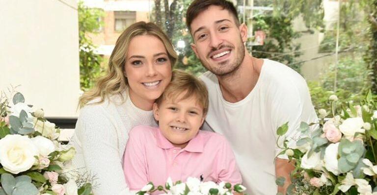 Carol Dantas encanta a web com foto fofíssima ao lado do marido e dos filhos, Davi Lucca e Valentin