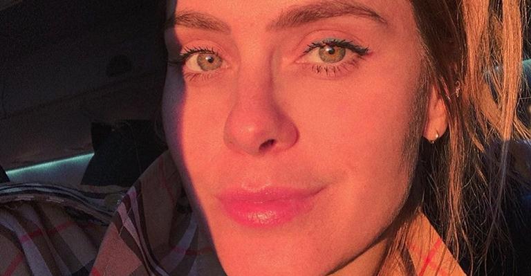 Carolina Dieckmann grava vídeo cantando em homenagem à mãe e garante: ”Não tem tristeza nenhuma”