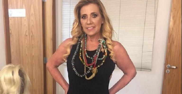 Com decote ousado e vestido curtíssimo, Rita Cadillac dança no meio da rua: ”Parou o trânsito”