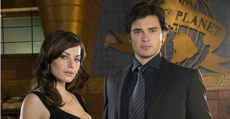 Tom Welling e Erica Durance se reúnem para crossover de Clark Kent e Lois Lane