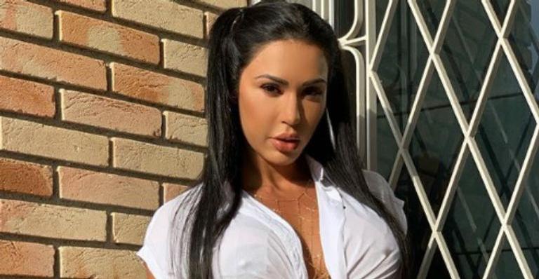 Gracyanne Barbosa aposta em decote explosivo e seios enormes roubam a cena