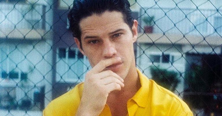 Pronto para viver Sidney Magal nos cinemas, José Loreto compartilha clique inspirado no cantor