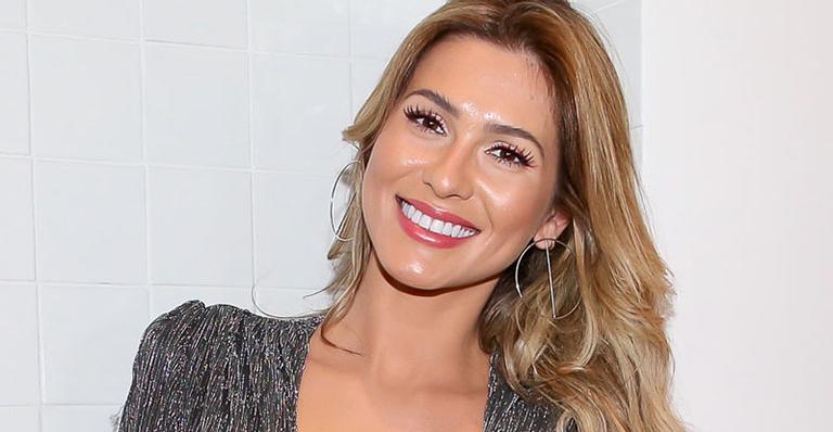 Lívia Andrade esbanja decote até o umbigo em evento de Preta Gil