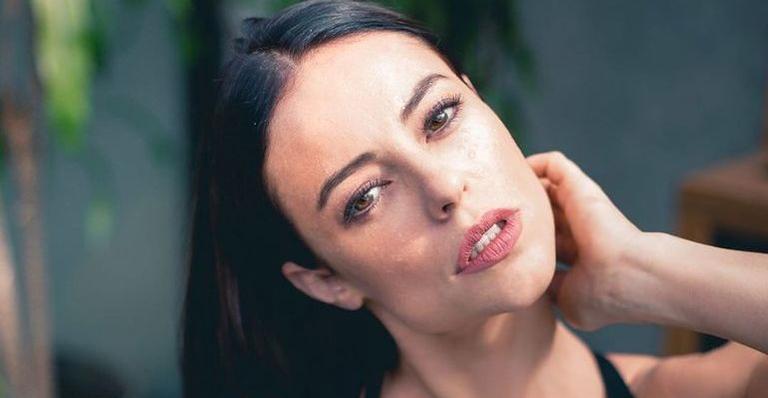 De Vivi Guedes, Paolla Oliveira abre a jaqueta e surge sem sutiã em clique psicodélico