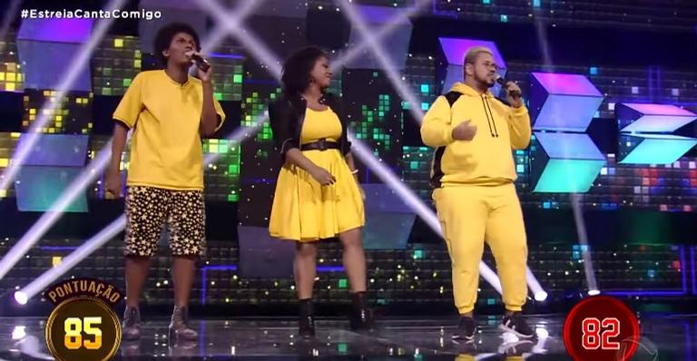 Trio faz homenagem a Deise do ‘Fat Family’ e levanta os 100 jurados em estreia do ‘Canta Comigo’