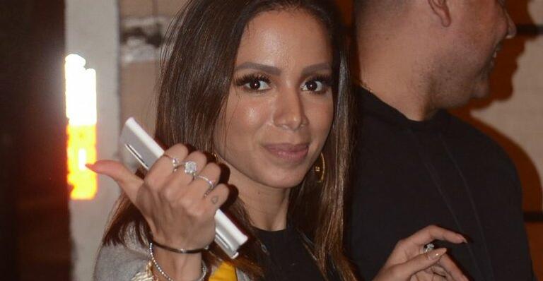 Anitta aposta em peça confortável e grifada de mais de R$2 mil para jantar com amiga