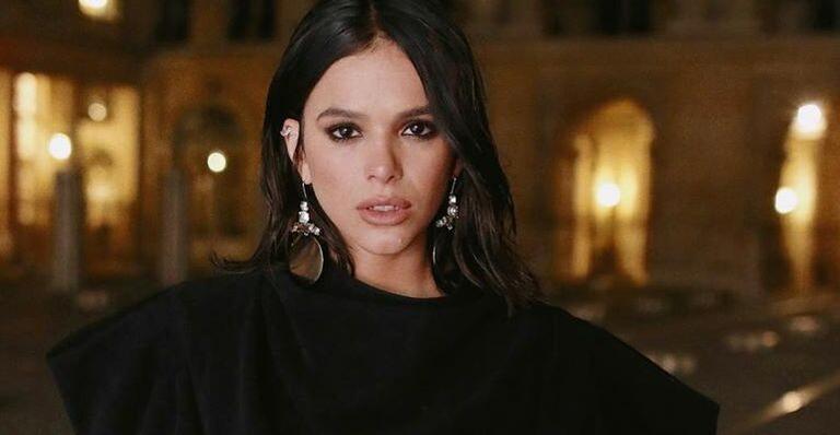 Com look chiquérrimo, Bruna Marquezine causa e rebola muito pelas ruas de Paris após desfile de moda