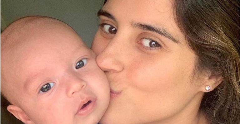 Fofura do dia! Camilla Camargo se derrete ao ver reação do filho de 2 meses se vendo pela câmera