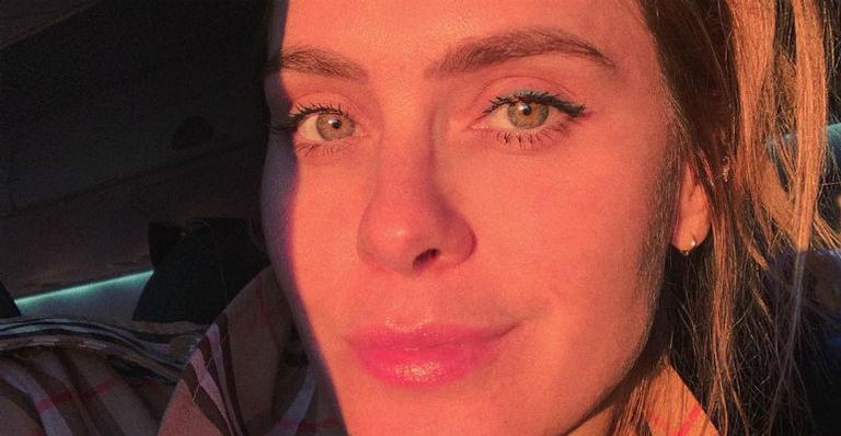 Carolina Dieckmann surpreende ao fazer carão nas redes sociais: ”Sextou”