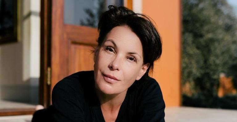 Carolina Ferraz posta homenagem fofa ao seu cachorro: ”Não resisto, vou logo apertando”