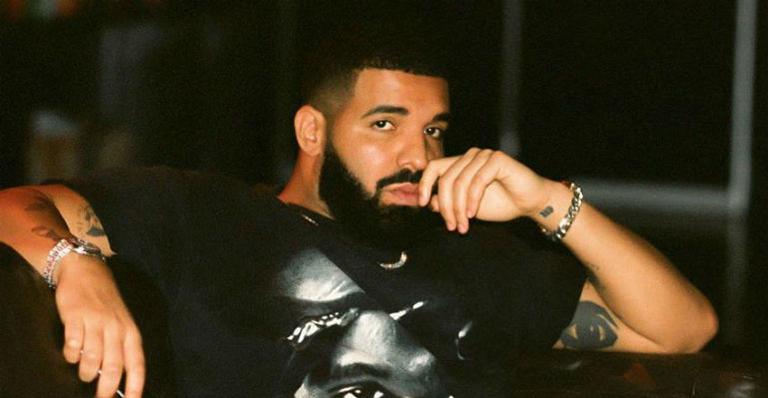 Drake surge apenas de roupão na sacada de hotel luxuoso no Rio