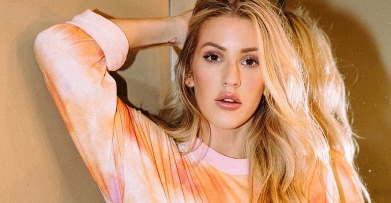 Acessível, Ellie Goulding atende fãs na portal do hotel no Rio de Janeiro