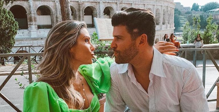 Em viagem romântica, Flávia Viana posa ao lado de famoso ponto turístico e diverte seguidores