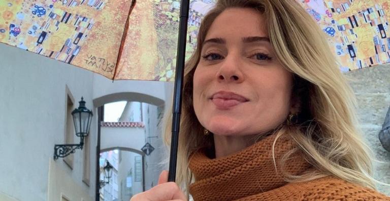 Aos 46 anos, Leticia Spiller exibe boa forma na academia: ”Missão cumprida”
