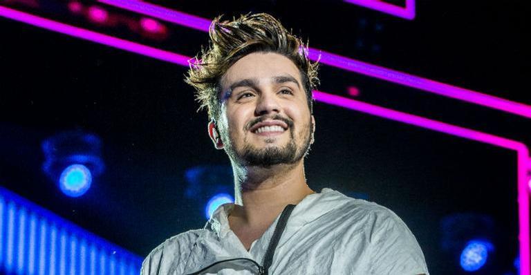 Luan Santana posta foto sensualizando mas esquece detalhe e choca web: ”E essa unha aí?”