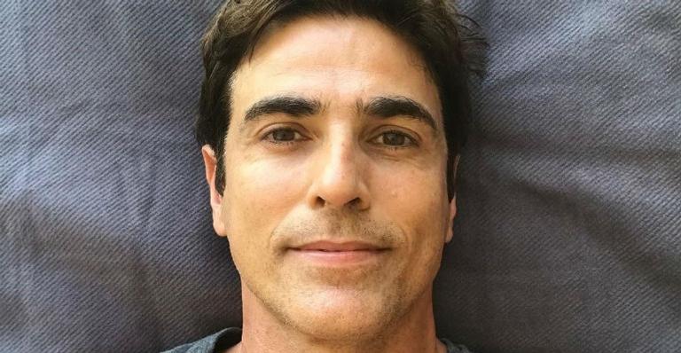 Reynaldo Gianecchini posta foto com roupas combinando e sorrisinho: ”Tudo azul”