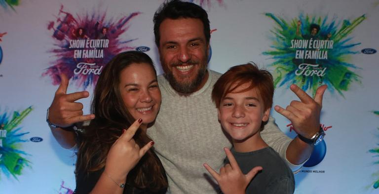 Rodrigo Lombardi curte Rock in Rio na companhia da mulher e do filho