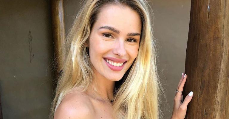 Yasmin Brunet deixa fãs babando ao curtir dia de praia apenas de maiô