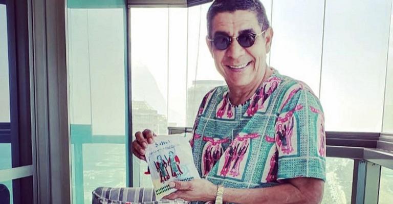 Zeca Pagodinho distribui doces para crianças no Rio: ”Viva São Cosme e São Damião”
