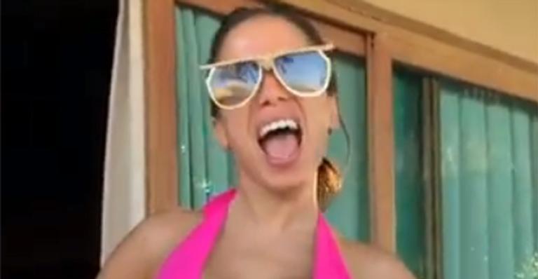 Anitta exibe decote e marquinha poderosa com maiô engana mamãe