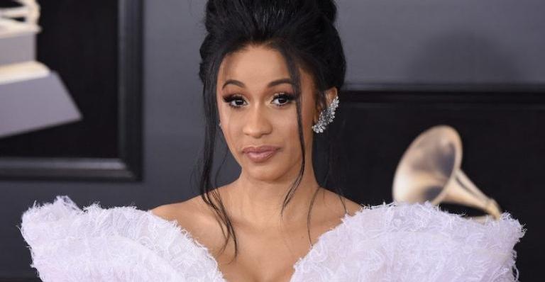 Falando português, Cardi B explica ausência no Rock in Rio