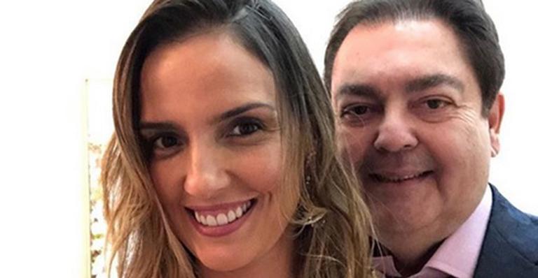Mulher do Faustão surge com cabelos curtinhos e fãs aprovam: ”Garotinha!”