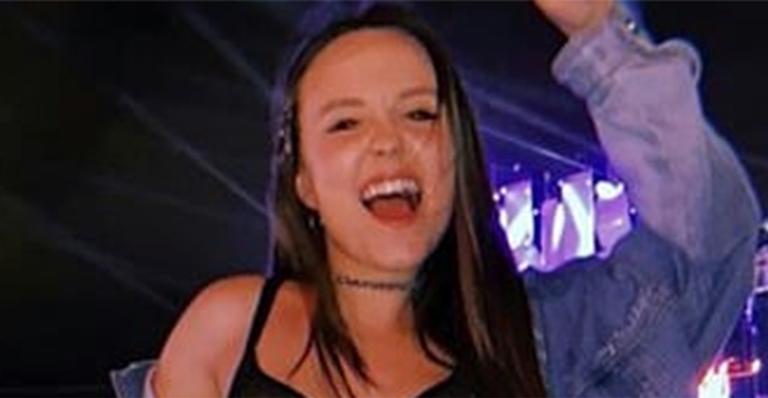 Larissa Manoela ostenta look ousado e pochete de R$ 5 mil no Rock in Rio
