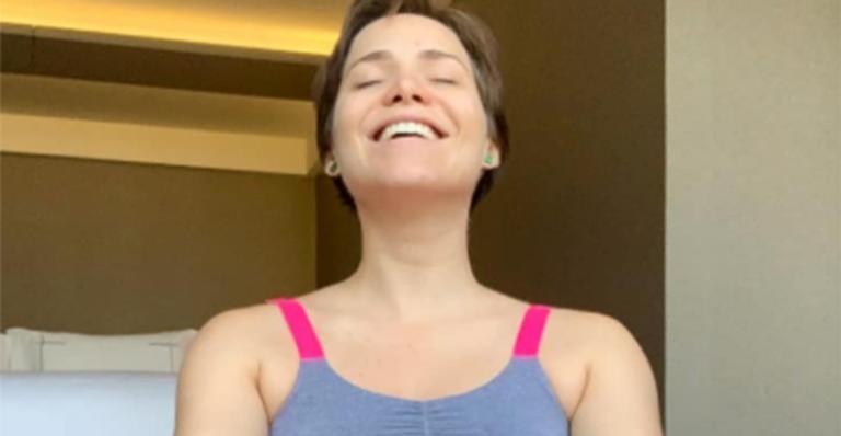 Letícia Colin exibe barrigão de grávida em pose de ioga: ”Precisamos respirar”
