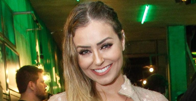 Ex-BBB Paula faz rara aparição com o namorado bilionário no Rock in Rio