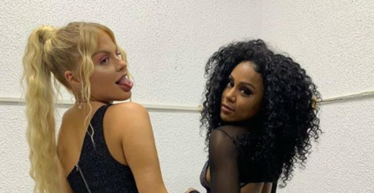 Luísa Sonza e MC Rebecca posam juntas exibindo corpões