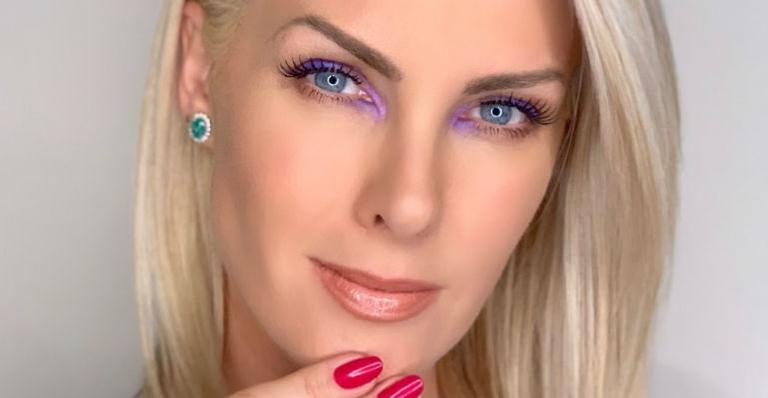 Ana Hickmann com bronze dourado em foto sensual de biquíni