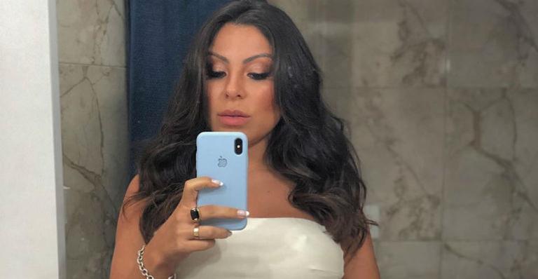Andressa Ferreira usa body transparente para exibir o barrigão no sexto mês de gravidez
