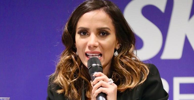 Anitta perde a paciência com Leo Dias em entrevista ao ser questionada sobre vida amorosa