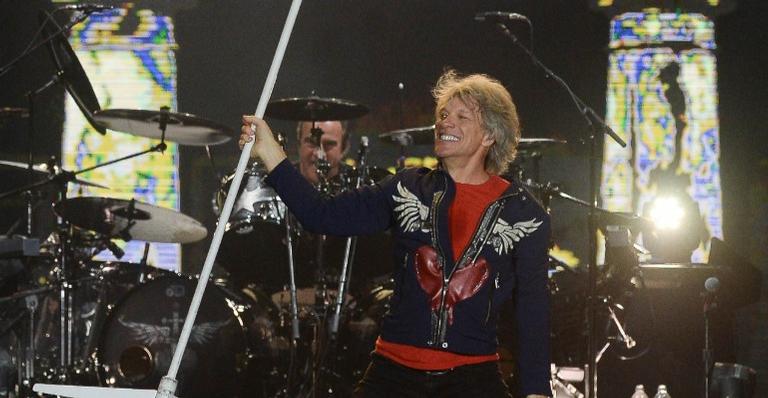 Bon Jovi surpreende, dá beijo em fã e agradece público do Rock in Rio com música especial