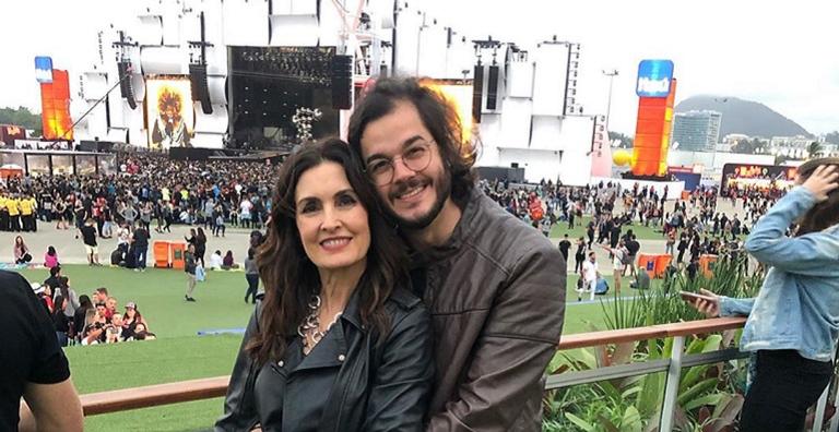 Fátima Bernardes curte Rock in Rio agarradinha com o namorado, Túlio Gadelha