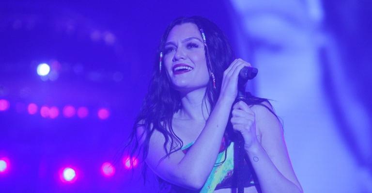 Jessie J emociona público com fortes mensagens e é tietada pelo namorado em show no Rock in Rio