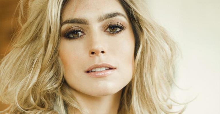 Juliana Schalch surge completamente nua com o marido e desafia: ”Quem bota a bundinha pra jogo?”