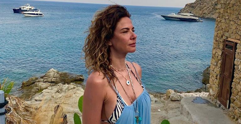 Com máscara divertida, Luciana Gimenez compartilha tratamento facial com seguidores