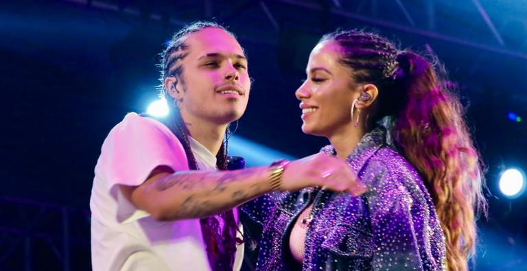 Anitta ganha selinho de Vitão e gera boatos de novo romance: ”Assume logo”