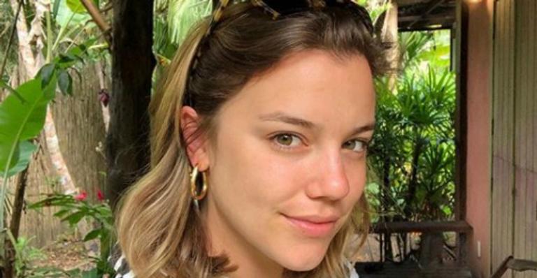 Alice Wegmann aproveita férias com o namorado na Bahia