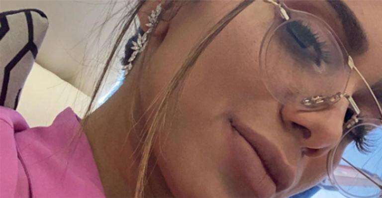 Com look empresária, Anitta desfila na web e é aplaudida