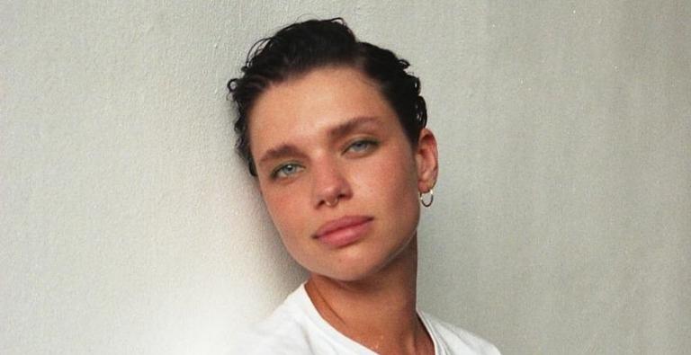 Bruna Linzmeyer surge estilosa na cachoeira e encanta fãs: ”Beleza natural”
