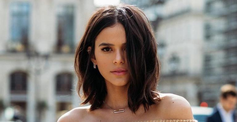 Bruna Marquezine curte Rock in Rio com moletom grifado de R$ 2,5 mil