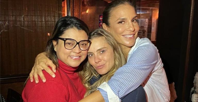 Carolina Dieckmann recebe surpresa de Preta Gil e Ivete Sangalo e não segura a emoção