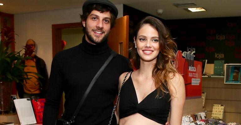 Ao lado de Chay Suede, Laura Neiva mostra barriga de grávida em evento