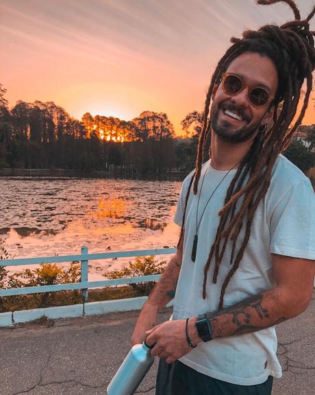 Gabriel Elias revela que já dedicou a mesma música para mais de uma garota! Confira!