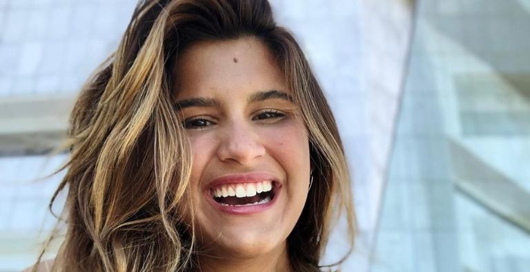 Sarada, filha de Flávia Alessandra exibe barriga trincada nas redes sociais