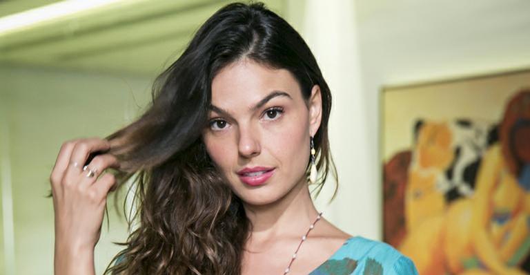 Isis Valverde mostra grande evolução praticando yoga e choca fãs: ”Quero chegar nesse nível”