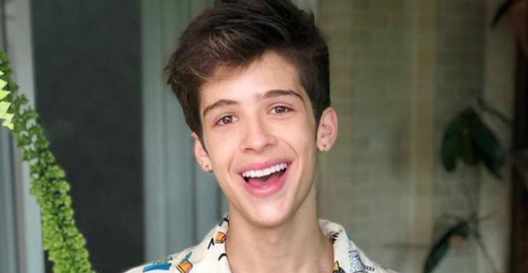 João Guilherme surge com dente quebrado e fãs se preocupam: ”O que houve?”