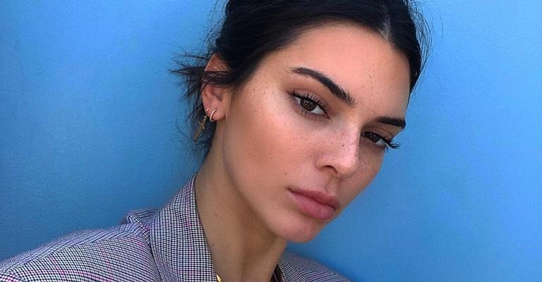 Kendall Jenner posa ao lado de amigo e esclarece: ”Não namoramos”
